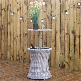 Rattan effektli ichimliklar sovuq stol usti shisha bilan